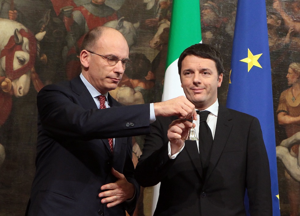 Il presidente del Consiglio uscente Enrico Letta con Matteo Renzi durante il passaggio di consegne a Palazzo Chigi
(Elisabetta Villa/Getty Images)
