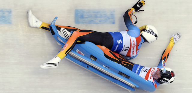 Nordrhein-Westfalen/ Wintersport, Rodeln, Weltcup, Saison 2011/2012, Doppelsitzer, Maenner, Samstag (21.01.12), Winterberg: Matthew Mortensen und Preston Griffall aus den USA stuerzen in der Bahn. (zu dapd-Text)
Foto: Volker Hartmann/dapd