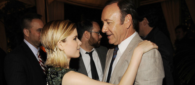 Kate Mara, left con Kevin Spacey.
(Chris Pizzello/Invision/AP)