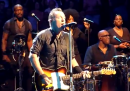 Bruce Springsteen canta “Don’t Change” degli INXS
