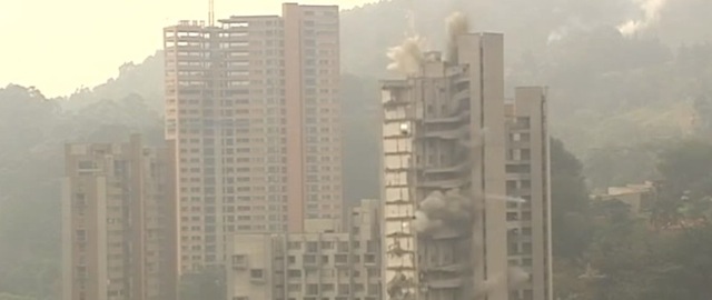 La demolizione di un palazzo a Medellín