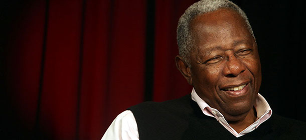 Hank Aaron durante un'intervista televisiva nel 2010 (AP Photo/Bebeto Matthews)