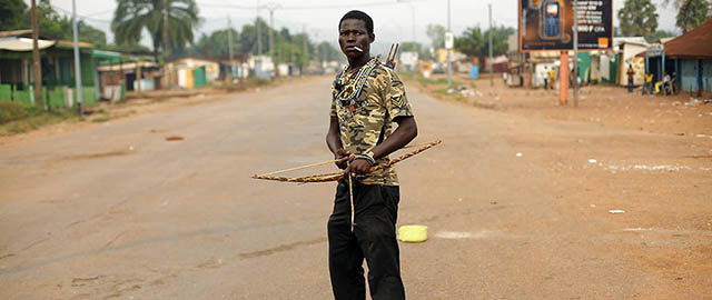 Un miliziano anti Balaka nel quartiere Miskin, Bangui, 4 febbraio 2014 (AP Photo/Jerome Delay)