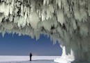 La grotta ghiacciata sul lago ghiacciato – foto