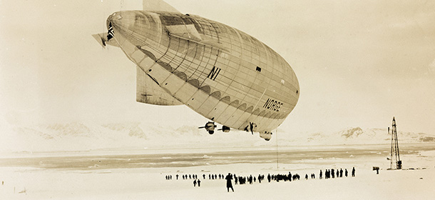 Il dirigibile Norge ormeggiato a Ny-Ålesund, nell'isola di Spitzbergen a nord della Norvegia, 7 maggio 1926 (Nasjonalbiblioteket/National Library of Norway)
