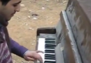 L'esibizione improvvisata al piano in un campo profughi palestinese a Damasco - video