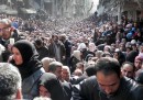 L'impressionante foto dei profughi palestinesi in fila per il cibo in Siria
