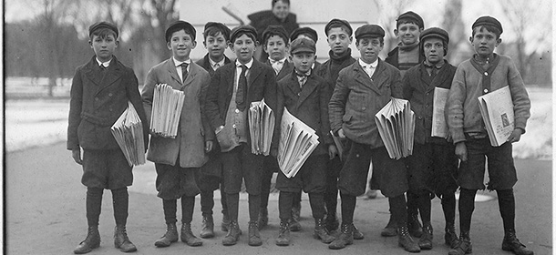 New Haven, Connecticut, marzo 1909. Il più piccolo ha 10 anni e vende giornali da un anno e mezzo, ogni giorno fino alle sei-sette del pomeriggio (Lewis Hine, National Archives and Records Administration)