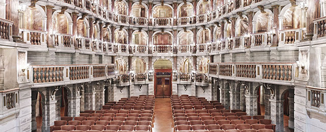 Candida Höfer, Mantova, Teatro Scientifico Bibiena, particolare dei palchi, 2010 © Candida Höfer