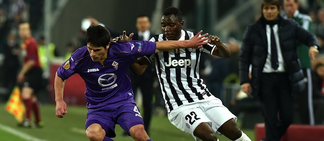 TURIN, ITALY - MARCH 13: Kwadwo Asamoah (R) of Juventus competes with Facundo Roncaglia of ACF Fiorentina during the UEFA Europa League Round of 16 match between Juventus and ACF Fiorentina at Juventus Arena on March 13, 2014 in Turin, Italy. (Photo by Valerio Pennicino/Getty Images)
