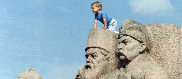 Un bambino in cima al monumento che simboleggia l'amicizia tra il popolo russo e quello ucraino a Kiev, nel 1994
(SERGEI SUPINSKY/AFP/Getty Images)