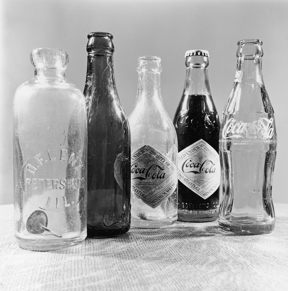 Cinque bottiglie di Coca Cola: la prima dei primi anni del Novecento, le successive risalenti al 1902-1915, e l'ultima del 1916, con la tipica forma tuttora in uso. (Hulton Archive/Getty Images)