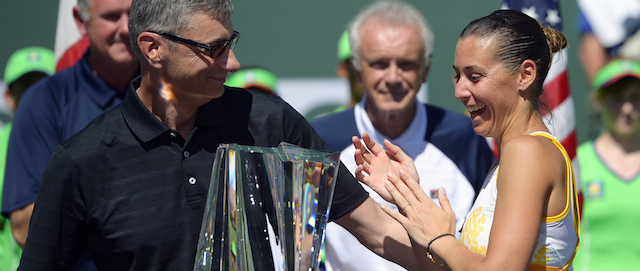 Flavia Pennetta riceve il trofeo dopo aver battutto in finale la polacca Agnieszka Radwanska, 16 marzo 2014. 
(AP Photo/Mark J. Terrill)