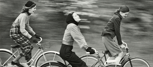 The Bicyclers, pubblicata da Junior Bazaar, agosto 1946
(© Münchner Stadtmuseum, Archiv Hermann Landshoff)