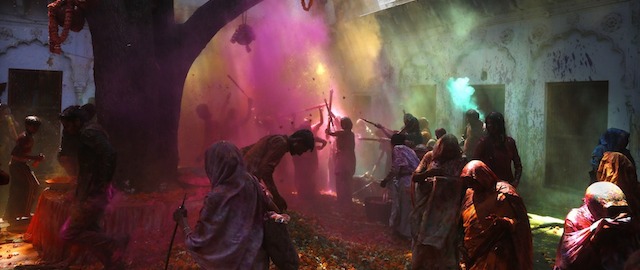 Vedove indiane si lanciano la polvere colorata a una festa per Holi organizzata da una ong a Vrindavan, 14 marzo 2014. Nella società indiana le vedove sono considerate inferiori ed emarginate, ma quest'anno un migliaio di loro ha partecipato alla festa. 
(AP Photo /Manish Swarup)