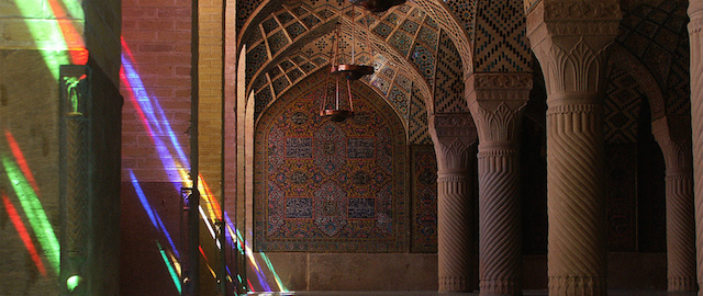 L'interno della moschea Nasir al-Mulk a Shiraz, in Iran, agosto 2006.
(Quigibo)