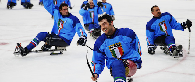 La squadra italiana di hockey su slittino nella partita contro la Svezia, 12 marzo 2014. 
(Hannah Peters/Getty Images)