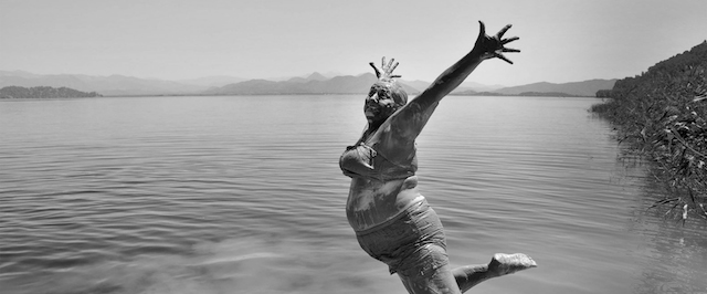 Alpay Erdem (Turchia), Sorriso di fango
Una donna fotografata mentre si tuffava in un lago dopo un bagno di fango a Fethiye, in Turchia. Il fotografo ha raccontato che la donna gli aveva chiesto di scattarle la foto e che «il suo sorriso e il modo in cui saltava provava quanto fosse insignificante l’età. Era l’eroe del giorno».
(@Alpay Erdem/2014 Sony World Photography Awards)