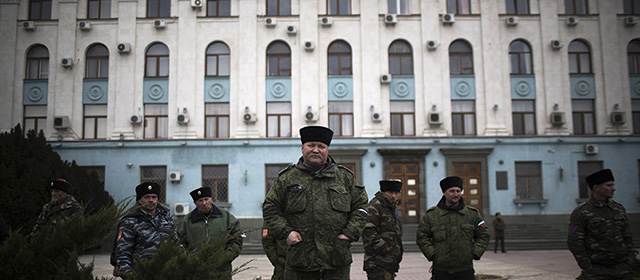 Cosacchi a Simferopoli, Ucraina, 8 marzo 2014 (AP Photo/Manu Brabo)