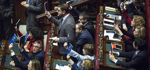 Foto Roberto Monaldo / LaPresse
12-03-2014 Roma
Politica
Camera dei Deputati - Voto finale su riforma legge elettorale
Nella foto I deputati di SeL mostrano la Costituzione durante le dischiarazioni di voto di Gennaro Migliore

Photo Roberto Monaldo / LaPresse
12-03-2014 Rome (Italy)
Chamber of Deputies - Electoral law
In the photo