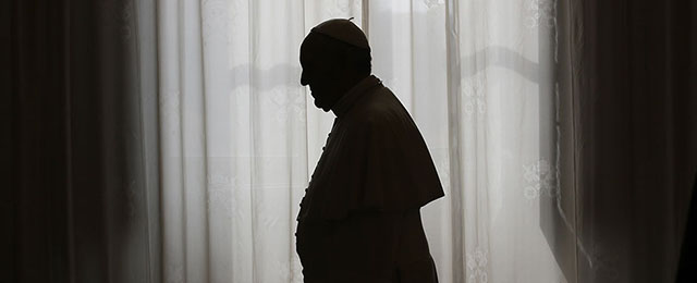 Papa Francesco prima dell'incontro con Teodoro Obiang Nguema Mbasogo, presidente della Guinea Equatoriale, 25 ottobre 2013 (AP Photo/Max Rossi, Pool)