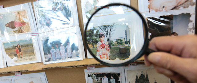 Una esposizione di fotografie, trovate lungo le spiagge dopo lo tsunami, a Sendai, Miyagi, Giappone - 10 marzo 2014

(Yuriko Nakao/Getty Images)