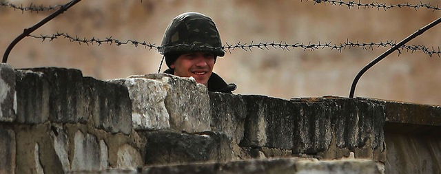 Un paramilitare russo nella base di Perevevalne (Spencer Platt/Getty Images)