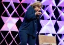 Il lancio di una scarpa verso Hillary Clinton