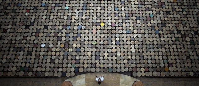 L'installazione Stools - 6.000 sgabelli di legno nell'atrio del Martin-Gropius-Bau a Berlino. 
(JOHANNES EISELE/AFP/Getty Images)