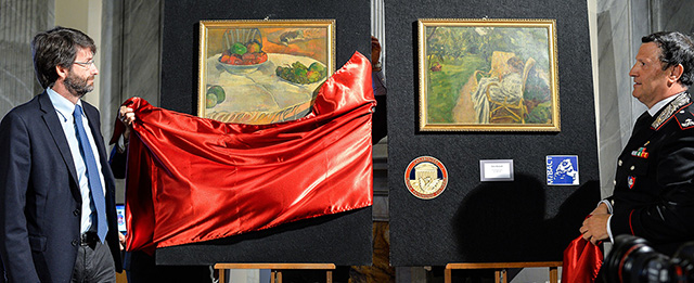 Il ministro della cultura Dario Franceschini e il generale dei Carabinieri Mariano Mossa mostrano i due quadri di Bonnard e Gauguin ritrovati (ANDREAS SOLARO/AFP/Getty Images)