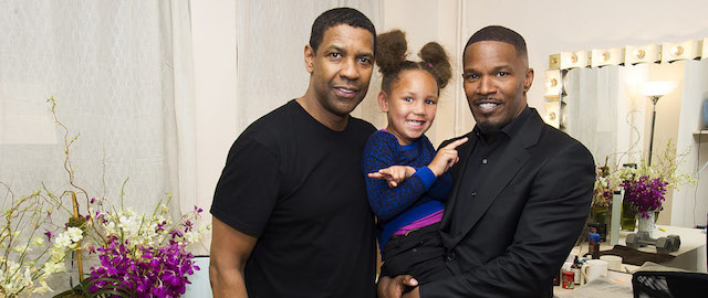 Denzel Washington (59) con Jamie Foxx (46) e la figlia Annalise Bishop Foxx nel backstage di A Raisin in the Sun a New York. 
(Charles Sykes/Invision/AP)