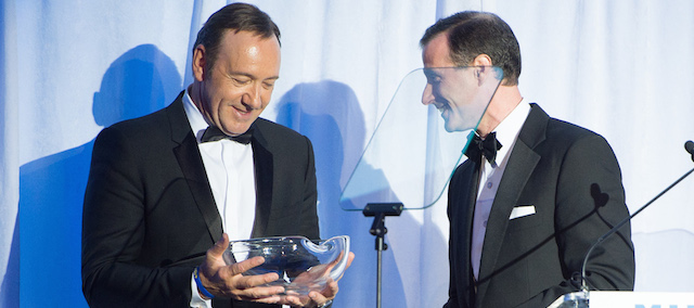 Kevin Spacey viene premiato da Ivan Lustig, co-direttore del Museum of the Moving Image. 
(Dave Kotinsky/Getty Images)