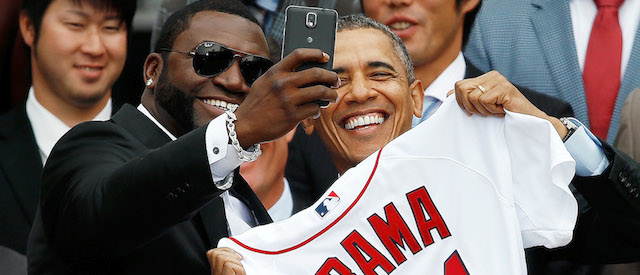 David Ortiz dei Boston Red Sox si fa un selfie con Barack Obama, Washington DC, 1 aprile 2014. 
 designated hitter David Ortiz (L) poses for a "selfie" with U.S. President Barack Ob
(Win McNamee/Getty Images)