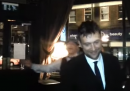 Damon Albarn che canta "Parklife" dei Blur in un pub di Londra