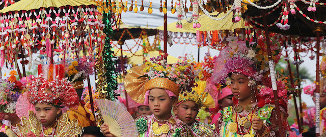 I novizi sono portati sulle spalle dei parenti durante una processione, Mae Hong Son, Thailandia, 8 aprile 2014. 
(Taylor Weidman/Getty Images)