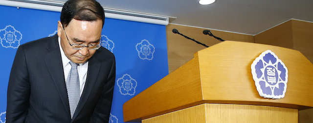 South Korean Prime Minister Chung Hong-won bows to the nation after he expresses his resignation over the sinking of a ferry that has left more than 300 missing or dead at Central Government Complex in Seoul, South Korea, Sunday, April 27, 2014. Prime Minister Chung Hong-won's offer comes as the government faces increasing anger from relatives of victims that it didn't do enough to rescue or protect their loved ones. (AP Photo/Yonhap) KOREA OUT