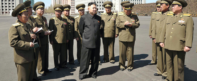 Kim Jong-un visita il ministero dela Sicurezza Pubblica norcoreano. La foto è stata fatta il primo maggio 2013 e diffusa dall'agenzia di news nordcoreana KCNA il giorno successivo.
(KCNA VIA KNS/AFP/Getty Images)
