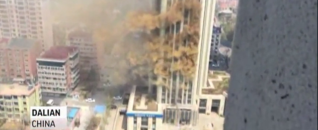 L'incendio di un grattacielo in Cina