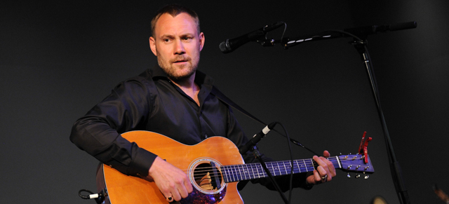 NEW YORK - AUGUST 16: Musician David Gray performs at the Apple Store Soho on August 16, 2010 in New York City. (Photo by Jason Kempin/Getty Images) *** Local Caption *** David Gray