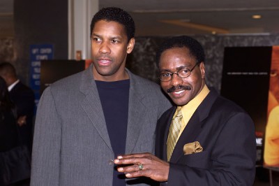 Carter rimase in carcere ancora per molti anni. Qui è con Denzel Washington, che lo interpreta nel film del '99 che si chiama, non sorprendentemente, "Hurricane".