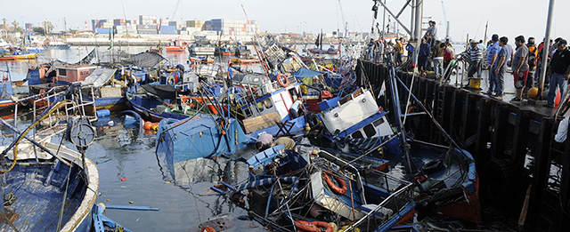 Barche capovolte e scosse dallo tsunami arrivato a Iquique, nel nord del Cile, dopo un terremoto di magnitudo 8.2 avvenuto in mare poco distante (Aldo Solimano/AFP/Getty Images)