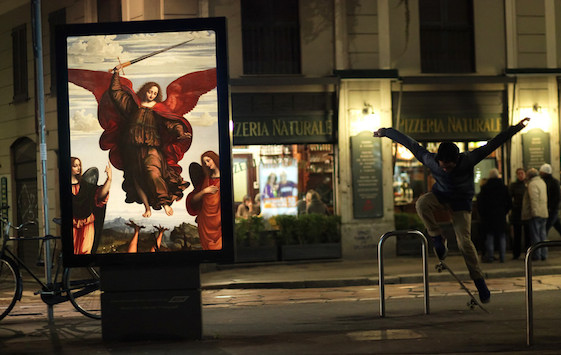 Come sarebbe Milano con i quadri al posto della pubblicità