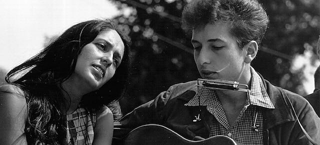 WASHINGTON D.C. - AUGUST 28: Folk singers Joan Baez and Bob Dylan perform during a civil rights rally on August 28, 1963 in Washington D.C. (Photo by Rowland Scherman/National Archive/Newsmakers)