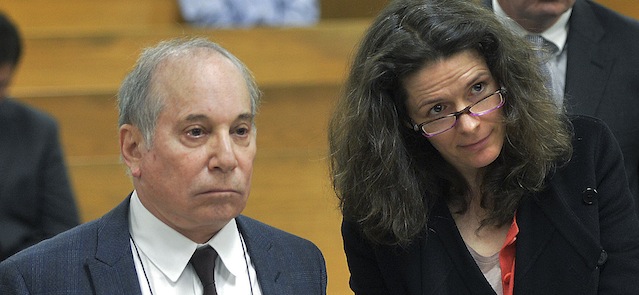 Singer Paul Simon, left, holds hands with his wife Edie Brickell at a hearing in Norwalk Superior Court on Monday April 28, 2014 in Norwalk, Conn. The couple were arrested Saturday on disorderly conduct charges by officers investigating a family dispute at their home in New Canaan, Conn. (AP Photo/The Hour, Alex von Kleydorff, Pool)