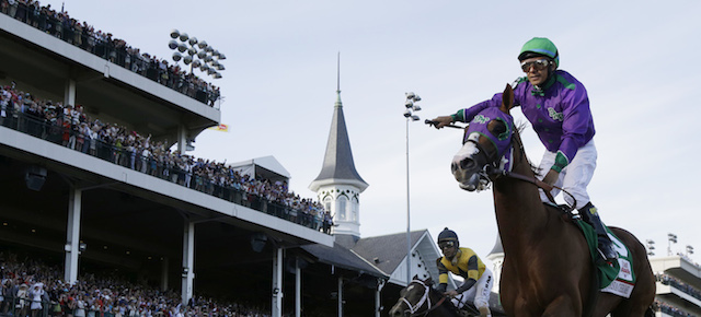 Victor Espinoza a cavallo di California Chrome, nel momento in cui ha tagliato il traguardo, vincendo la 14esima edizione del Kentucky Derby, sabato 3 maggio 2014. (AP Photo/David J. Phillip)