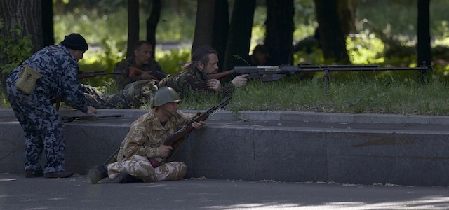 Miliziani filo russi prendono posizione intorno all'aeroporto di Donetsk. 26 maggio 2013. (AP Photo/Vadim Ghirda)