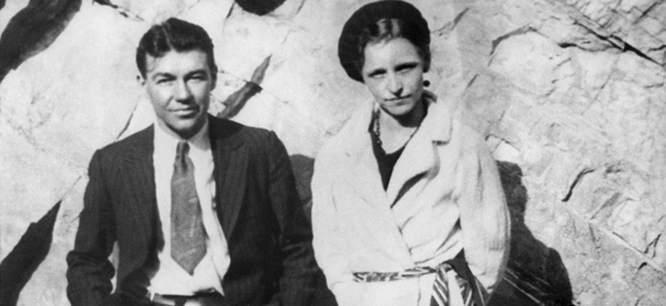 Photo prise au dÈbut des annÈes trente (entre 1932 et 1934) de Bonnie Parker (D) et William Jones (WD Jones) , plus connus sous le nom de Bonnie et Clyde, le fameux couple de gansters qui commis plusieurs vols ‡ main armÈe et meurtres ‡ partir de 1932 aux Etats-unis, qui furent abattus ‡ un barrage policier en Louisiane en 1934. N/B Picture taken in the early 30s (between 1932 and 1934) of notorious robbery partners Bonnie Parker (R) and Clyde Barrow, well know as Bonnie and Clyde, who robbed and murdered in the United States during two years until they were shot dead at a police road-block in Louisiana in 1934. N/B (Photo credit should read STF/AFP/Getty Images)