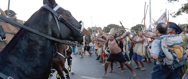 Scontri tra poliziotti e indigeni fuori dallo Stadio Nazionale a Brasilia, 27 maggio 2014. 
(AP Photo/Eraldo Peres)