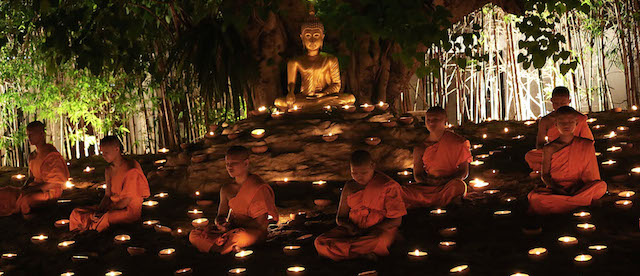 Monaci buddhisti pregano nel tempio Wat Phan Tao, 13 maggio 2014.
(Taylor Weidman/Getty Images)