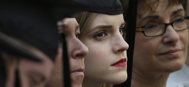 Emma Watson (24) alla cerimonia di laurea della Brown University a Providence, in Rhode Island. Watson si è laureata in letteratura inglese.
(AP Photo/Steven Senne)